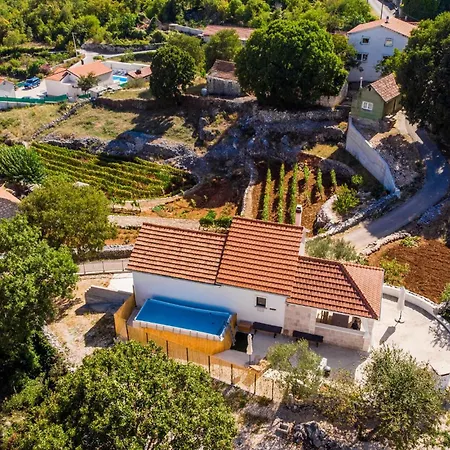 Сasa de vacaciones Stunning In Lokvicici With Jacuzzi