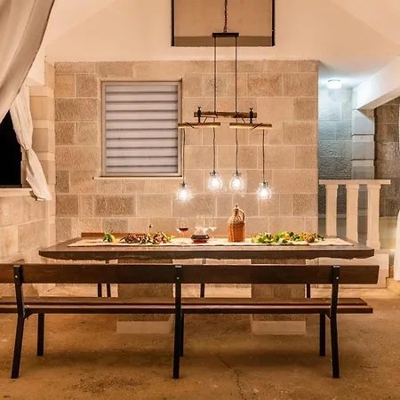 Сasa de vacaciones Stunning In Lokvicici With Jacuzzi *