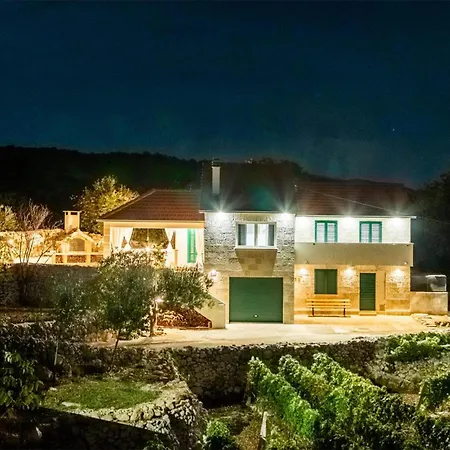 Сasa de vacaciones Stunning In Lokvicici With Jacuzzi Lokvicic