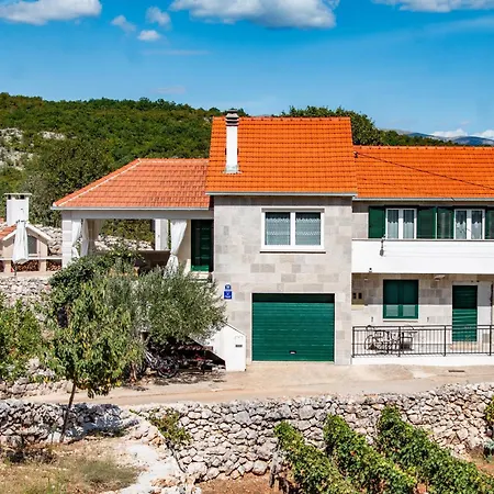 Сasa de vacaciones Stunning In Lokvicici With Jacuzzi *